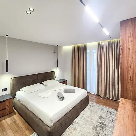 Luxury 2 Bedroom Apartment *
