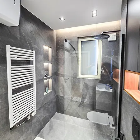 Luxury 2 Bedroom *