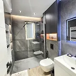 Urban21 Luxury 2 Bedroom * Tiran